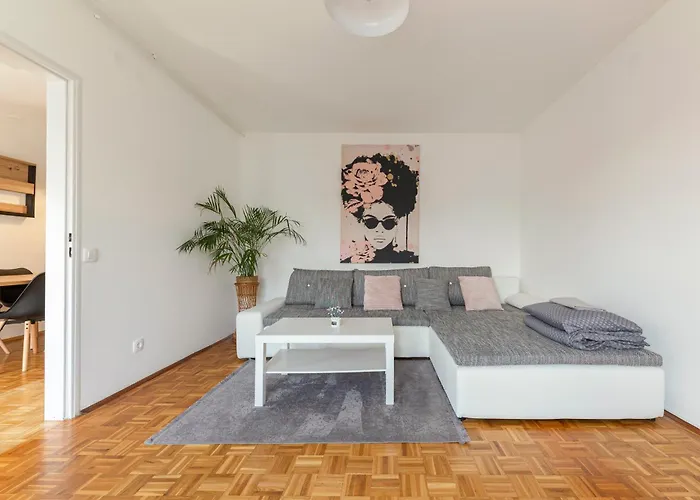 Cosy And Bright Apartment